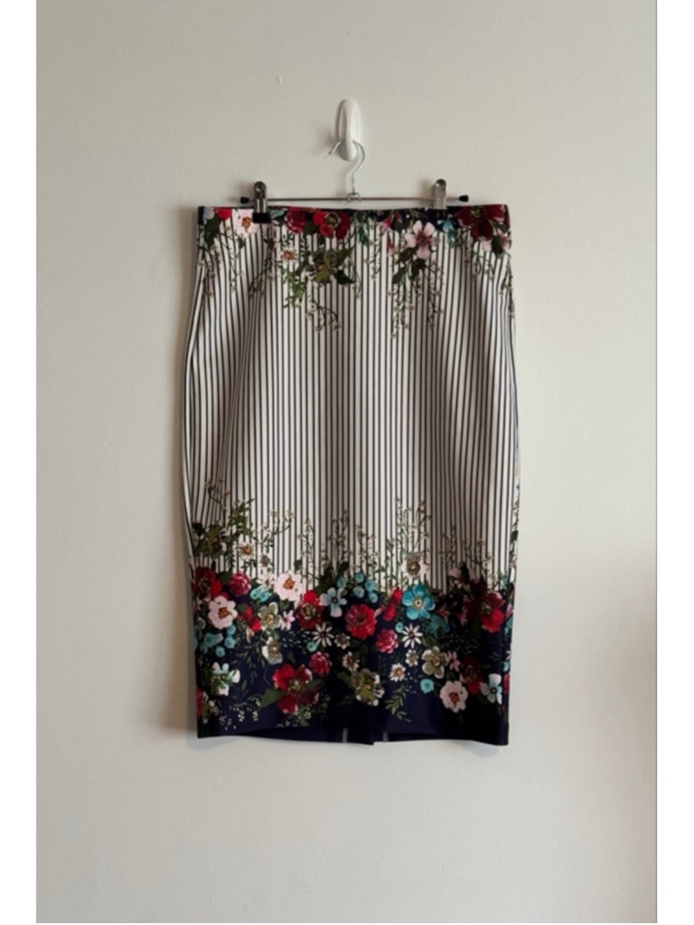 Women's Beige by eci White Black Striped Floral Pencil Skirt L